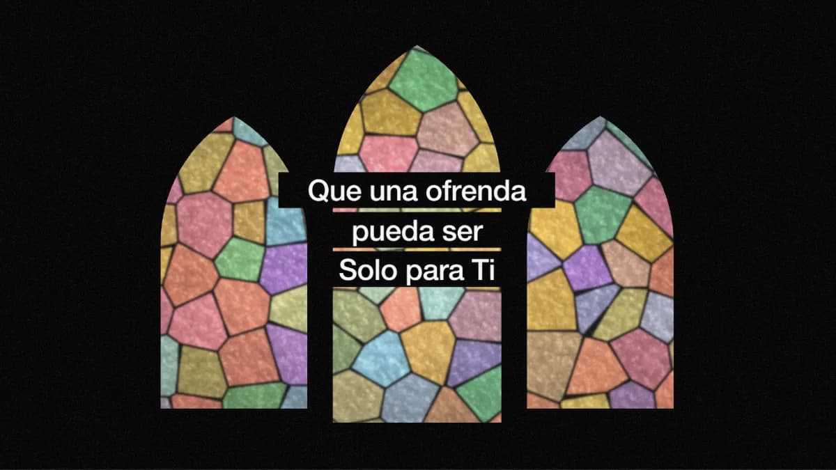 Ilustración de tres pantallas con marcos: vitrales, ventana gótica con «Sublime gracia» y arcos dorados